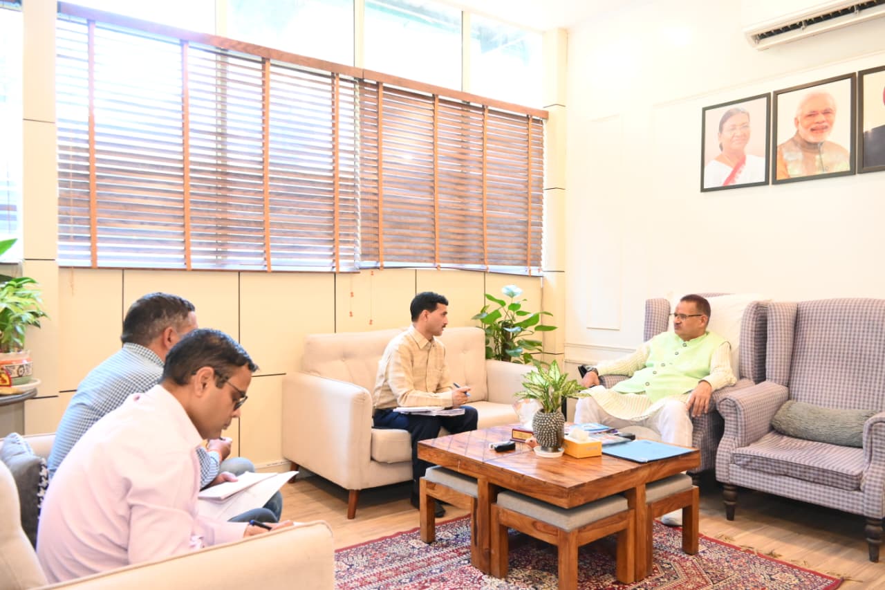 रेशम विभाग की समीक्षा बैठक में कृषि मंत्री  गणेश जोशी ने अधिकारियों को दिए निर्देश