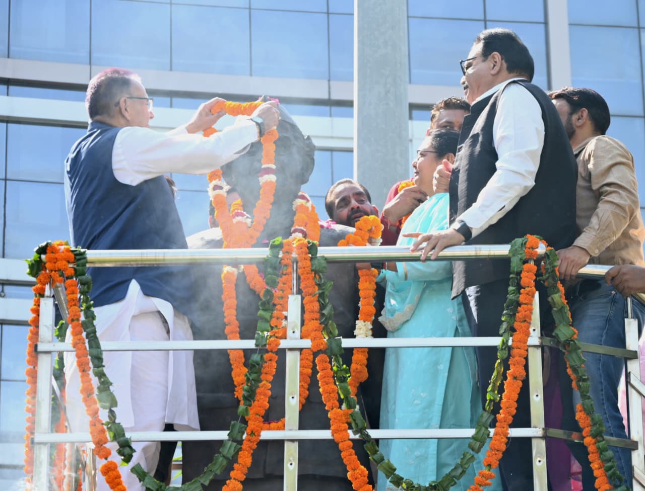 हिमालय पुत्र हेमवती नंदन बहुगुणा की जयंती पर भावभीनी श्रद्धांजलि, कैबिनेट मंत्री गणेश जोशी ने किया माल्यार्पण.