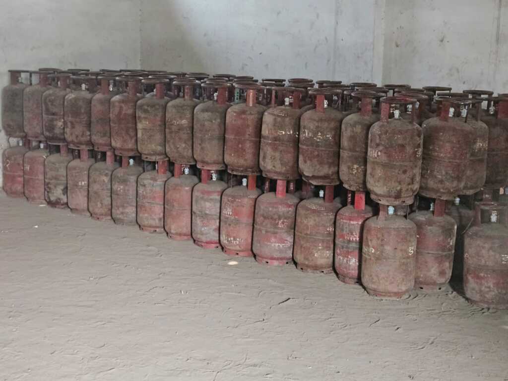 उपभोक्ताओं को राहत: डीएम के निर्देश पर 13,890 गैस कनेक्शन शिफ्ट