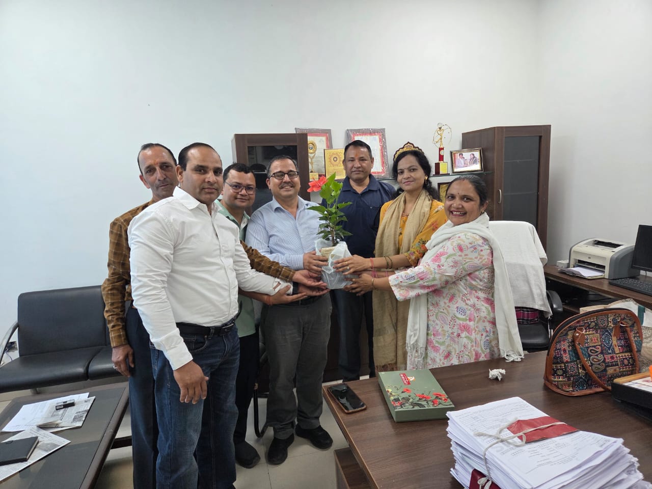 उप निदेशक बने बद्री सिंह नेगी,निदेशालय कर्मचारियों द्वारा दी गयी शुभकामनायें.