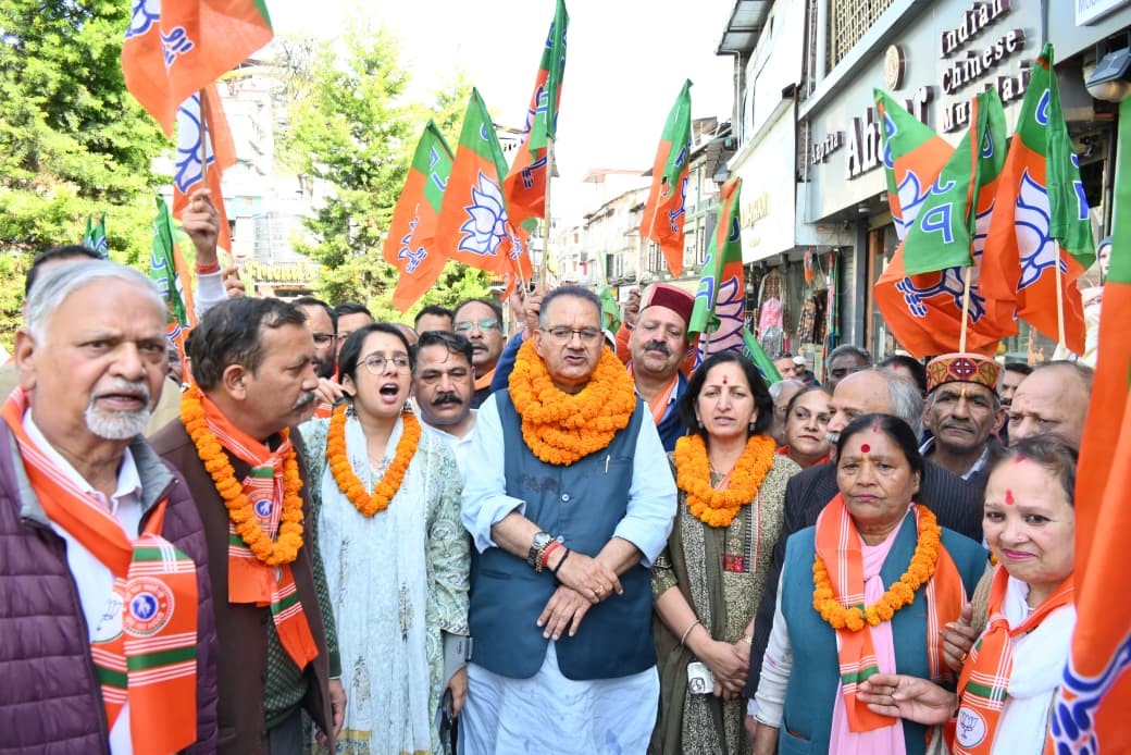 बंगाल और असम में भाजपा की प्रचंड जीत का जश्न: कैबिनेट मंत्री गणेश जोशी ने कार्यकर्ताओं संग बांटी मिठाई.