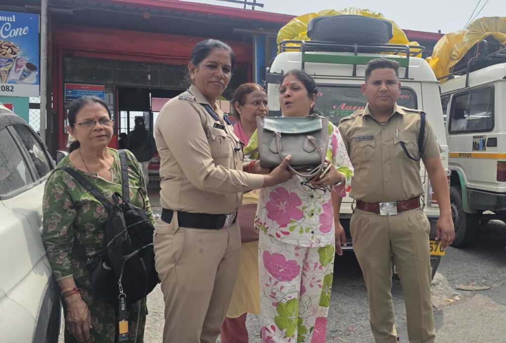 मसूरी पुलिस ने लौटाई मुस्कान, महाराष्ट्र की बुजुर्ग महिला का खोया पर्स किया बरामद
