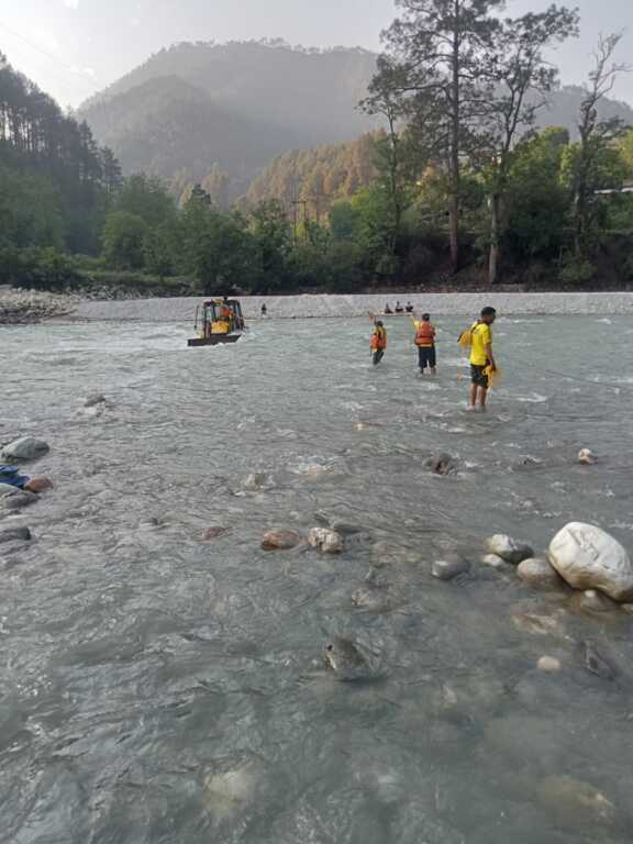 एसडीआरएफ उत्तराखंड द्वारा टोंस नदी में फंसे व्यक्ति का सकुशल रेस्क्यू