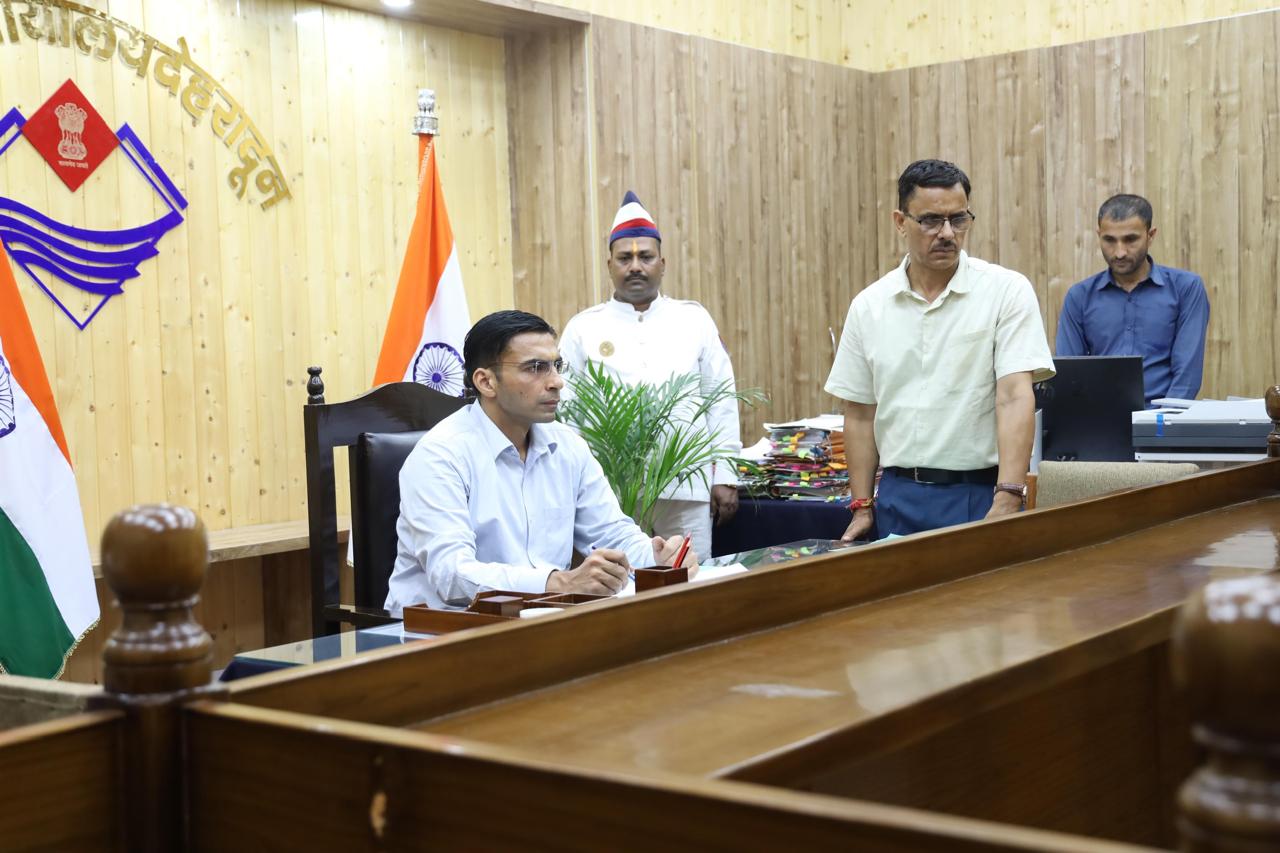 एटीएस कॉलोनी में दहशत फैलाने वाले बिल्डर पर डीएम का बड़ा एक्शन, गुंडा एक्ट में 6 माह के लिए जिला बदर