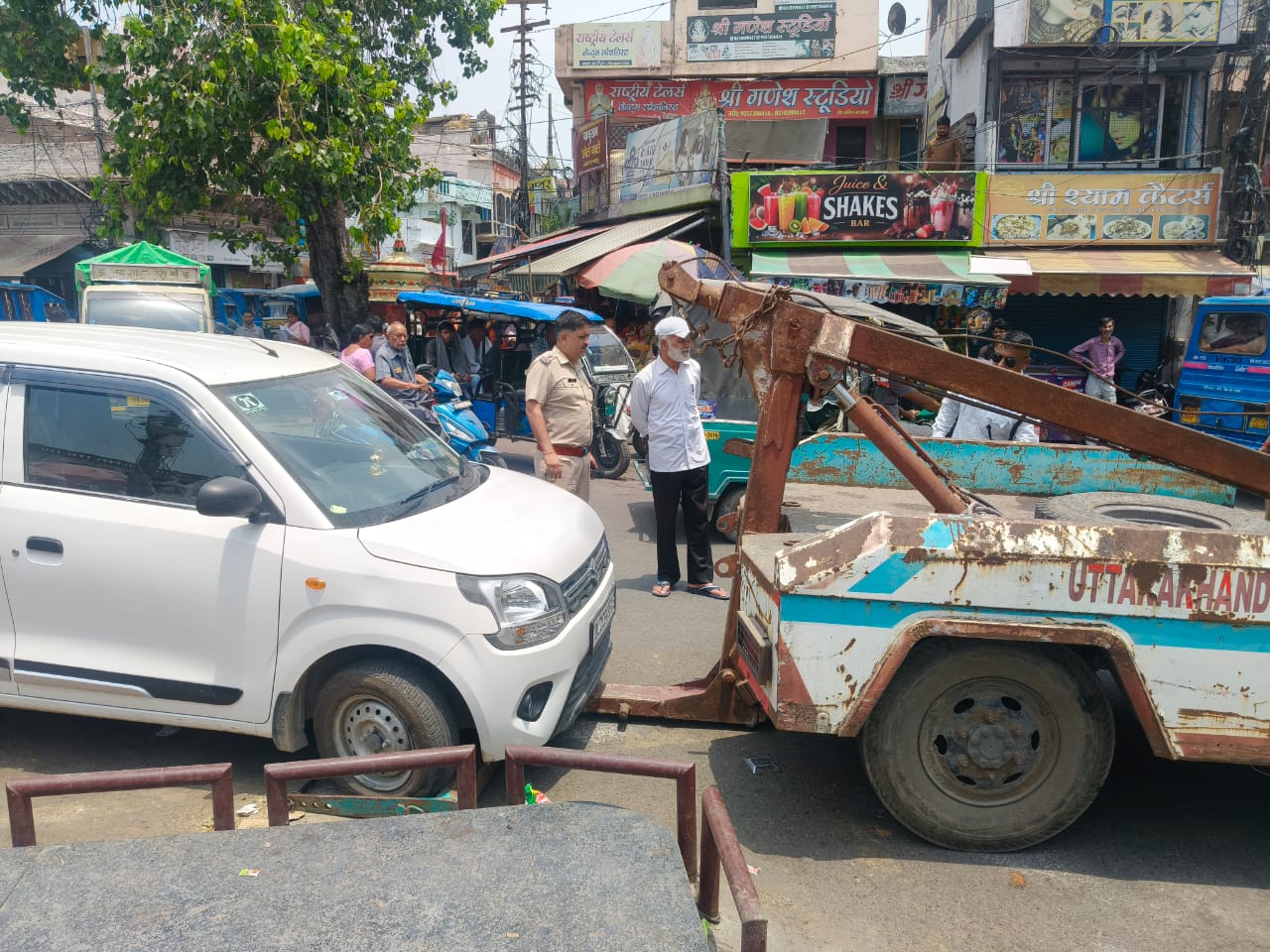 SSP हरिद्वार के निर्देश पर कनखल चौक बाजार में चला अतिक्रमण हटाओ अभियान, नो पार्किंग वाहनों पर कार्रवाई
