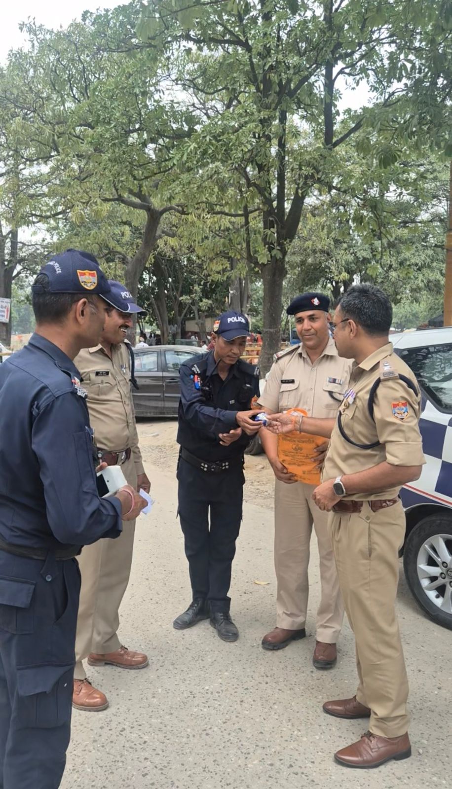 हरिद्वार में भीषण गर्मी में ड्यूटी कर रहे पुलिसकर्मियों का SSP ने बढ़ाया हौसला,पुलिसकर्मियों मे बांटे पानी-जूस