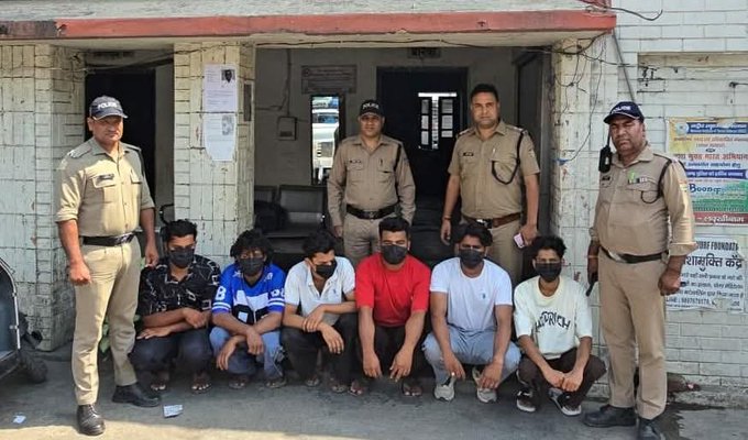 एसएसपी दून के नेतृत्व में हुड़दंगियों पर नकेल कसती दून पुलिस सार्वजनिक स्थान पर लडाई झगड़ा करने वालों को दून पुलिस ने पढाया कानून का सबक।