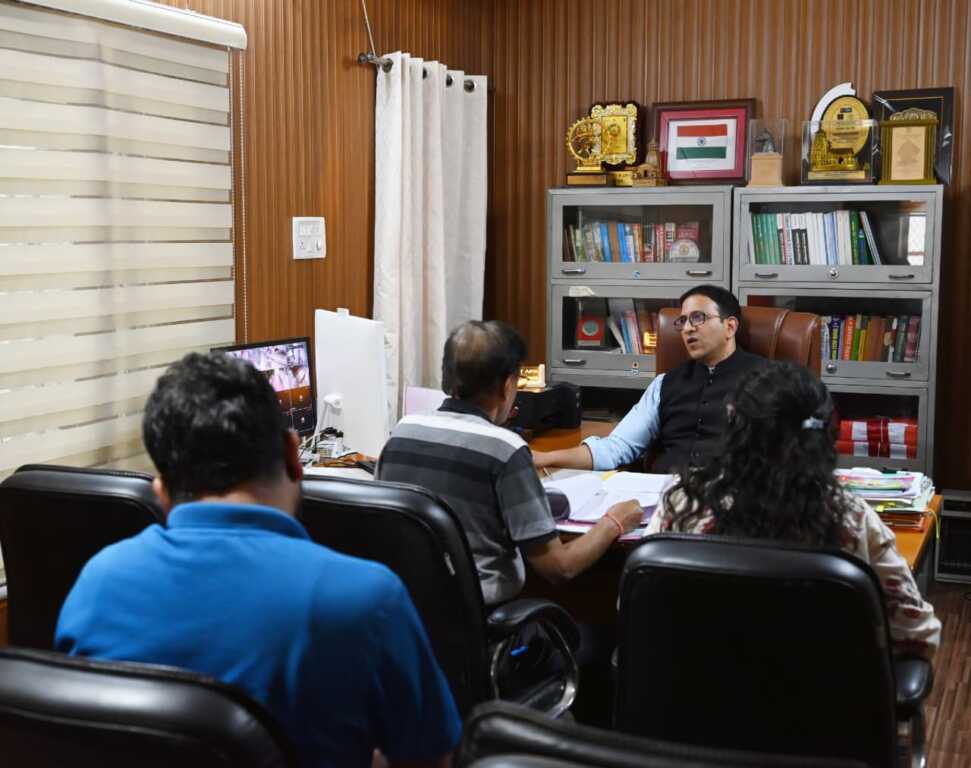 चारधाम यात्रा को जाम मुक्त बनाने की तैयारी, पार्किंग व्यवस्थाओं की डीएम ने की समीक्षा