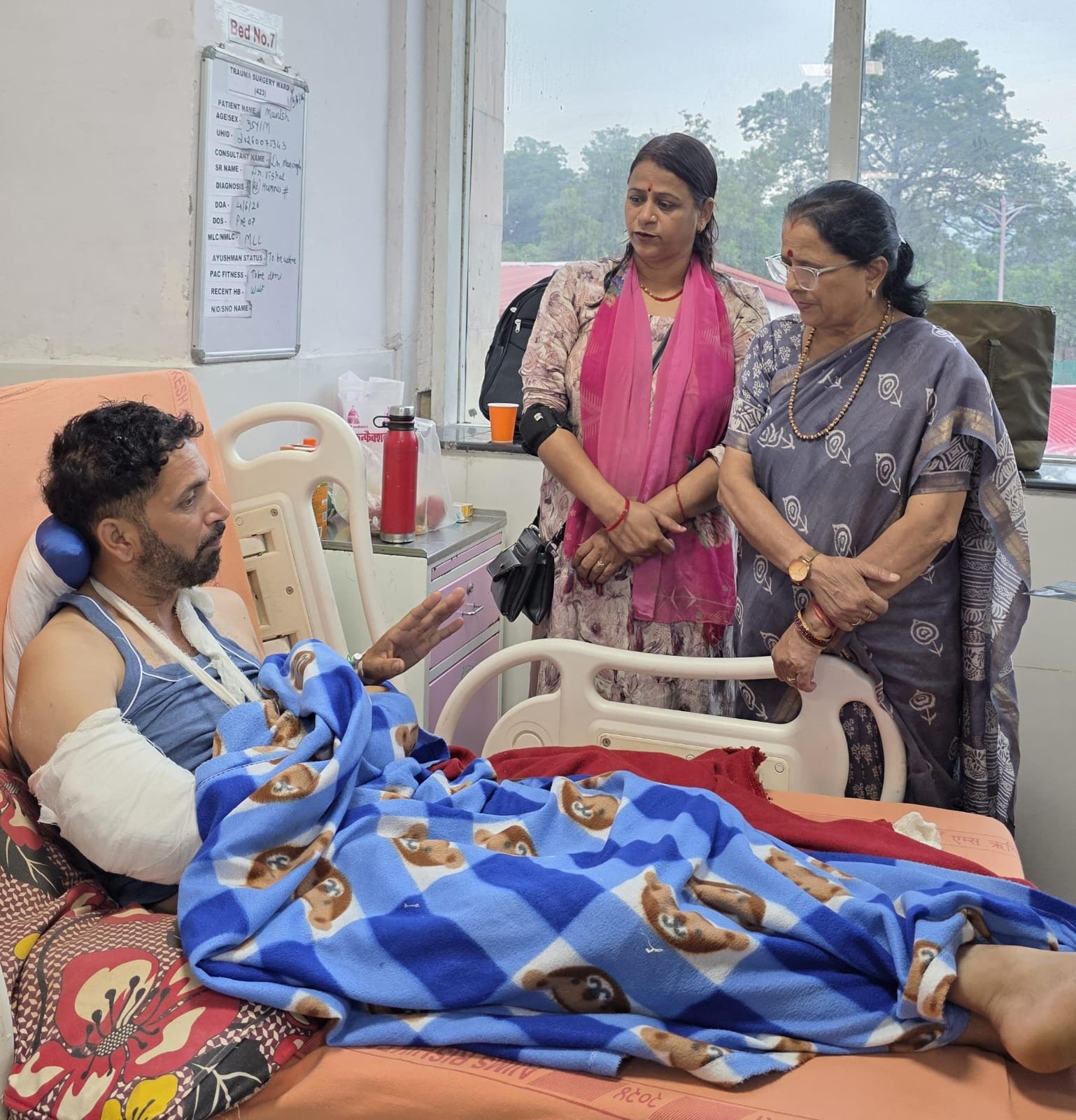 ​ऋषिकेश भट्टोवाला गोलीबारी कांड पर महिला आयोग सख्त: अध्यक्ष कुसुम कंडवाल ने एम्स पहुँचकर जाना घायलों का हाल, दिए कठोरतम कार्रवाई के निर्देश
