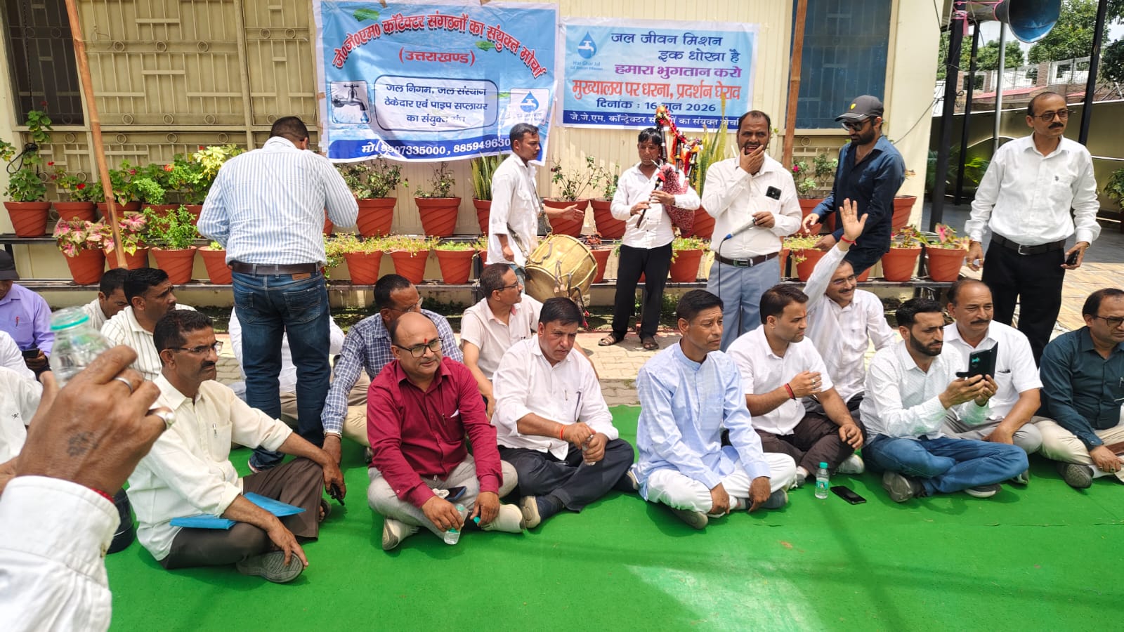 भुगतान के आश्वासन के बाद संयुक्त ठेकेदार संघ का धरना स्थगित