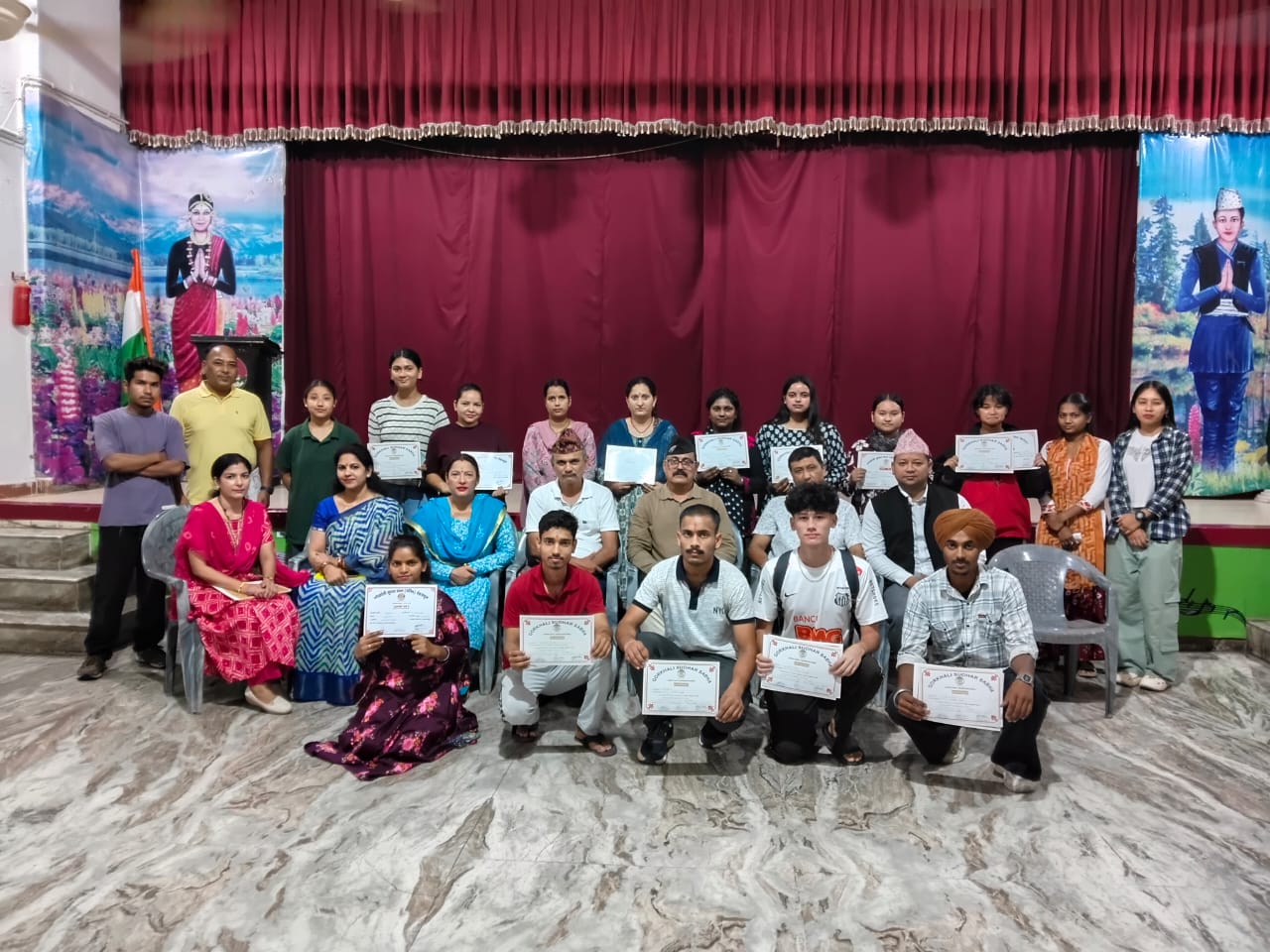कम्प्यूटर एवं सिलाई कढ़ाई प्रशिक्षुओं को त्रैमासिक प्रशिक्षण प्रमाण पत्र वितरण