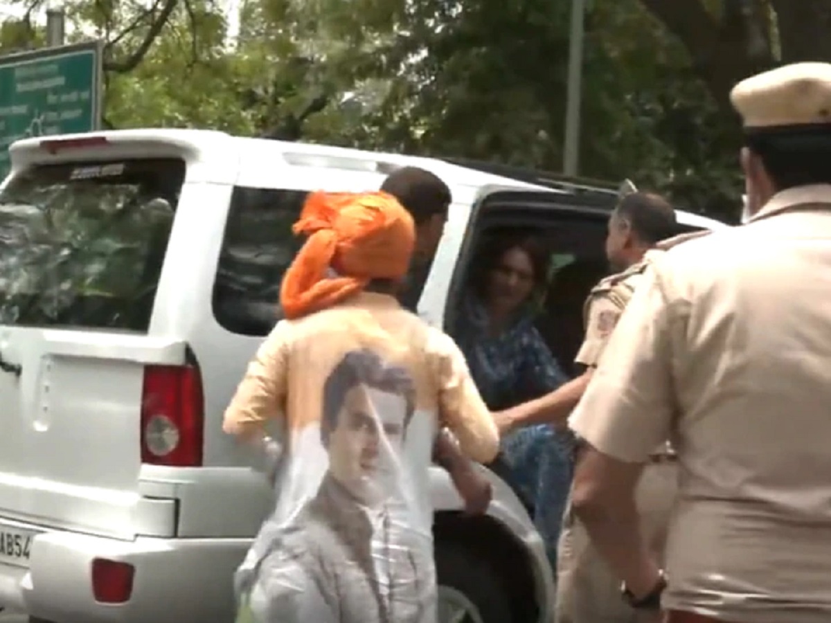 राहुल के समर्थन में ईडी कार्यालय पहुंचा कार्यकर्ता, पुलिस ने पकड़ा तो प्रियंका ने इस तरह बचाया, वीडियो वायरल