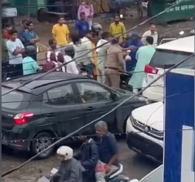 ऋषिकेश में बीच सड़क पर युवक ने कैबिनेट मंत्री प्रेमचंद्र अग्रवाल के साथ हाथापाई: