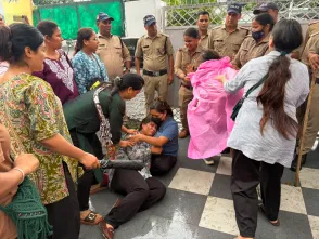 स्वास्थ्य मंत्री आवास के बाहर नर्सिंग स्टाफ का हंगामा, 4 महिला कर्मचारियों ने पिया फिनायल