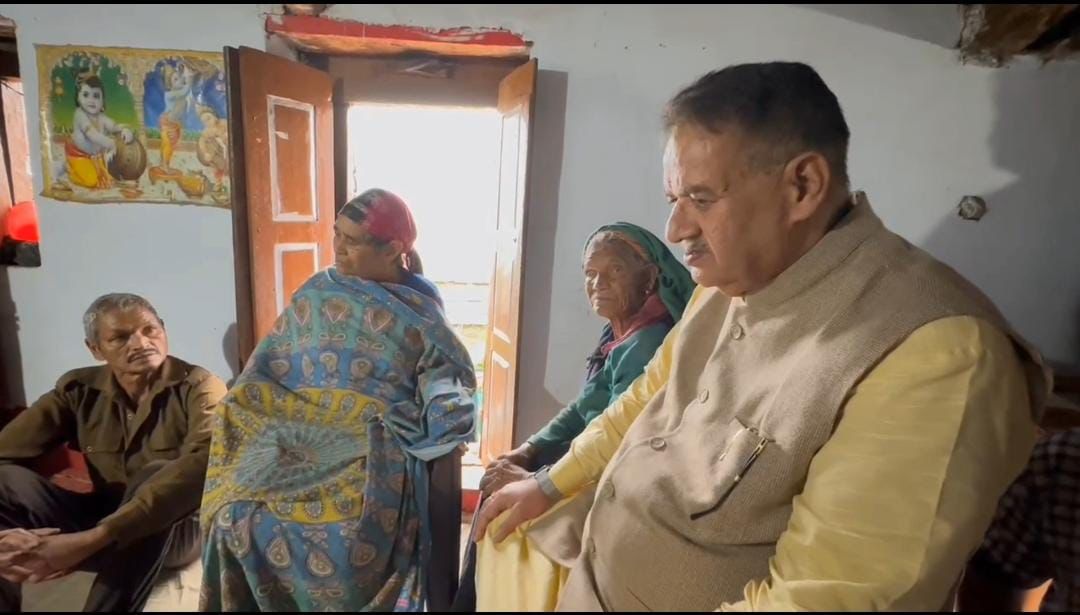  जम्मू कश्मीर के लेह में शहीद जवान बसुदेव सिंह परोडा के आवास पहुंचकर सैनिक कल्याण मंत्री गणेश जोशी ने शोक संवेदना व्यक्त की 