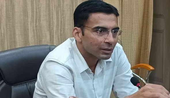 सुनो अफसरों पब्लिक को दौड़ाया तो नप जाओगे!