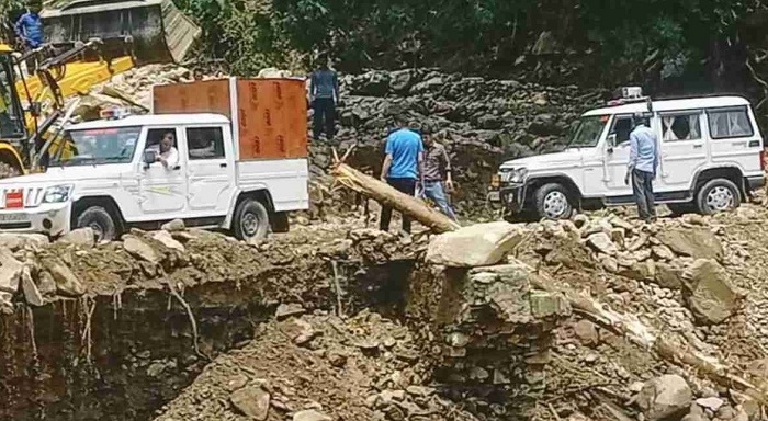यहाँ बादल फटने से तबाही,,घरों में घुसा पानी,,सड़कों पर आया मलबा..
