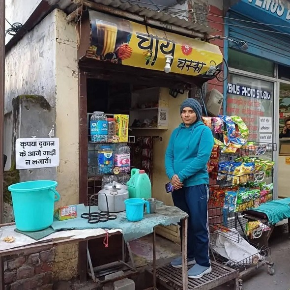 चाय वाली लड़की अंजना बनी सनसनी !
