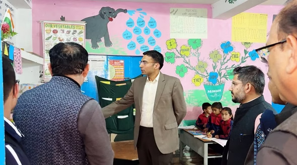 अखबार पढ़ो – स्मार्ट बनो – डीएम का प्रोजेक्ट “उत्कर्ष”