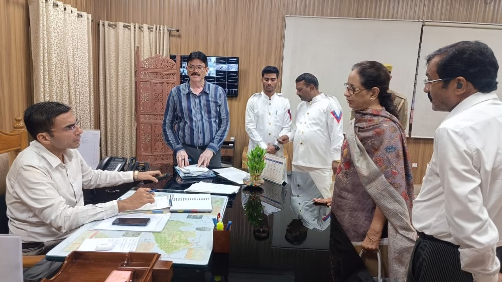आक्रामक हुआ प्रशासन, सील हुए दर्जनों मोबाईल टावर 