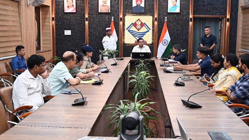 अनाथ लड़कियों को पढ़ाएंगे डीएम सविन बंसल