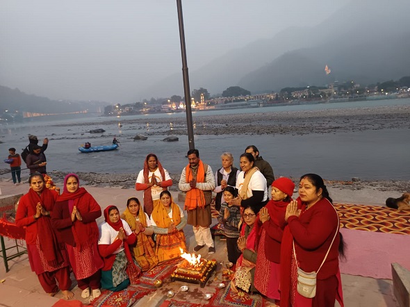 पर्यावरण को समर्पित गंगा आरती मे जुटे देश विदेश के श्रद्धालू