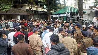 अवैध मदरसों पर कार्रवाई के खिलाफ प्रदर्शन, पुलिस ने कुछ लोगों को लिया हिरासत में