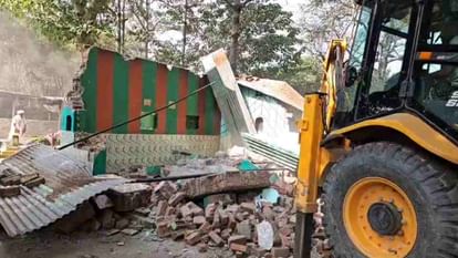 हरिद्वार: सरकारी जमीन से हटाया गया अतिक्रमण, प्रशासन ने अवैध दरगाह पर चलाया बुलडोजर