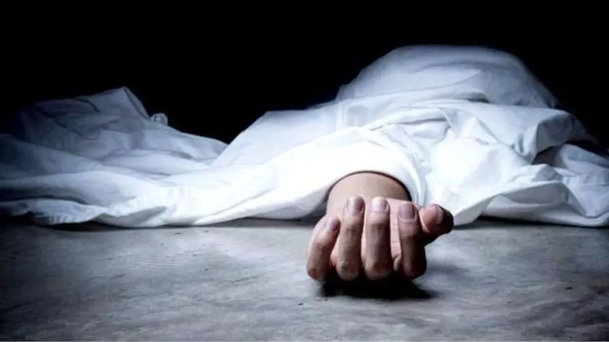 कमरे में सो रही बुजुर्ग महिला की रहस्यमयी मौत, दूसरी महिला की हालत गंभीर
