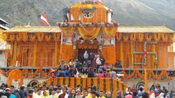 रंग बिरंगों फूलों और रोशनी से जगमगा केदारनाथ