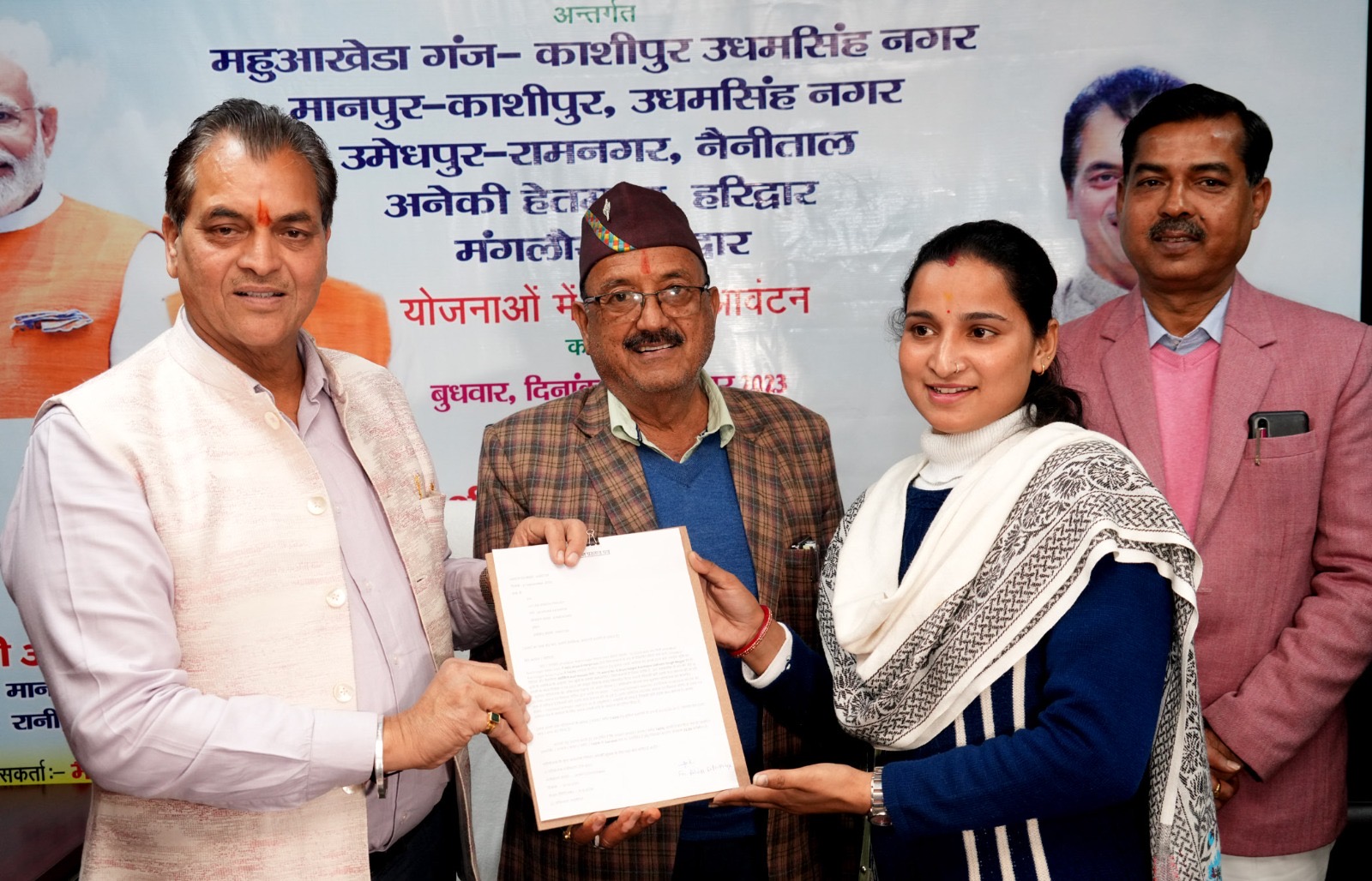 विधान सभा स्थित कार्यालय कक्ष में डॉ. प्रेम चन्द अग्रवाल ने प्रधानमंत्री आवास योजना के अर्न्तगत पांच आवासीय परियोजनाओं के तहत लाभार्थियों को आवास आवंटन किये