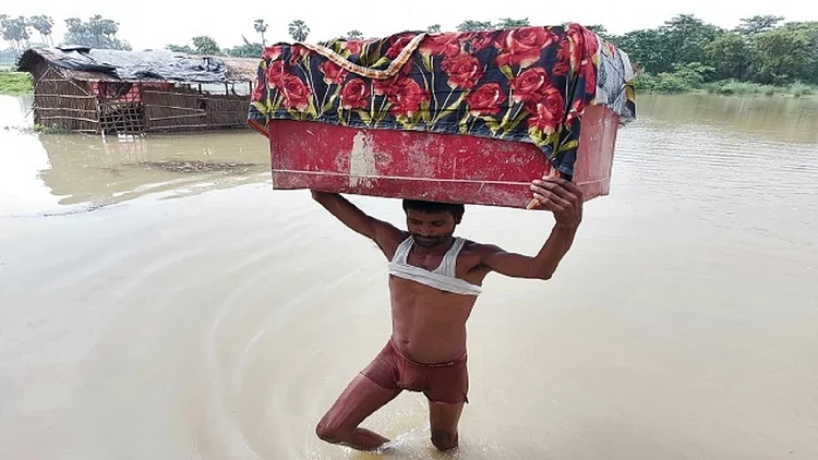 Flood in Bihar: सीमांचल की तीन नदियां उफनाई, पूर्णिया के 25 गांवों में घुसा बाढ़ का पानी