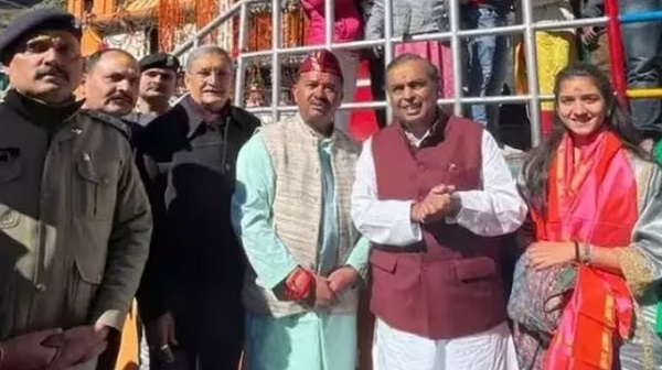 “उद्योगपति मुकेश अंबानी पहुंचे बद्रीविशाल मंदिर”