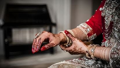 सुहागरात पर पत्नी की धमकी, प्रेमी संग रहने की करी जिद, कहा “अगर हाथ लगाया तो दे दूंगी जान”।
