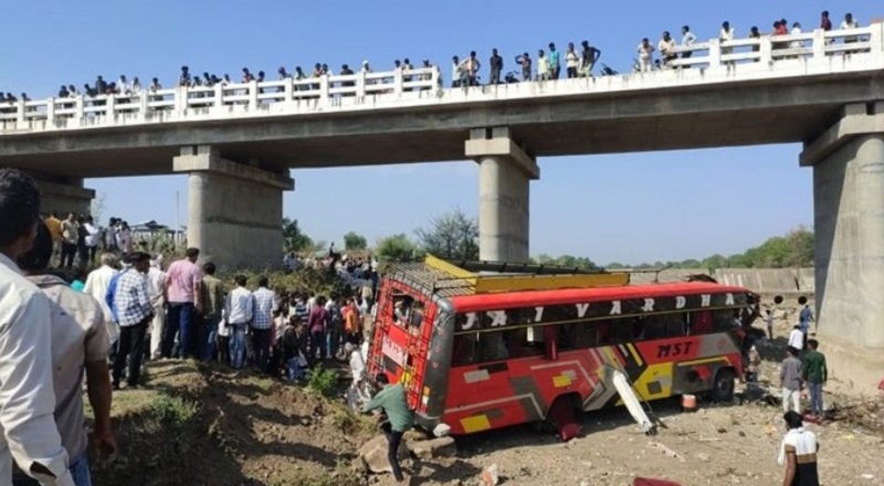मध्य प्रदेश के खरगोन जिले में यात्रियों से भरी बस पुल से गिरी, 15 लोगों की दर्दनाक मौत: