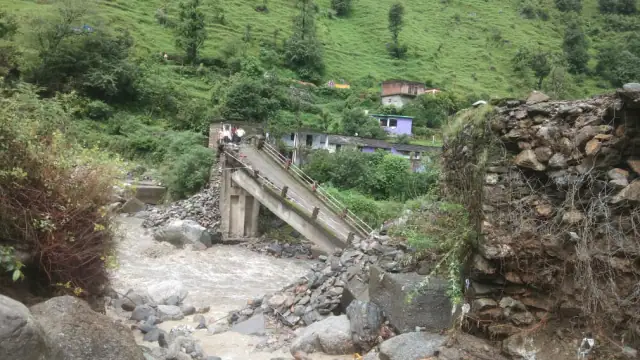 आफत की बारिश: बरसात के बाद भूस्खलन से बदरीनाथ हाईवे सहित कई सड़कें बंद, नदियों का जलस्तर भी बढ़ा