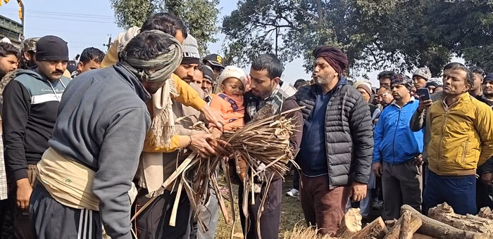 हापुड़: 1 साल के बेटे ने दी पिता की चिता को मुखाग्नि, मंजर देख फफक पड़े DM; बलिदानी रिंखिल पंचतत्व में विलीन.