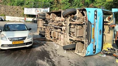 दिल्ली से मसूरी आ रही बस पानी वाला बैंड के पास पलटी, सभी यात्री सुरक्षित।