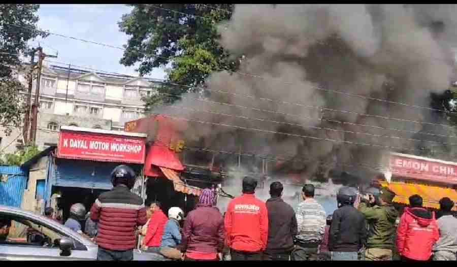 देहरादून के दिलाराम चौक के पास दुकानों में लगी आग