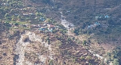 मठ गांव के 24 मकान भूस्खलन की जद में, दहशत में है ग्रामीण