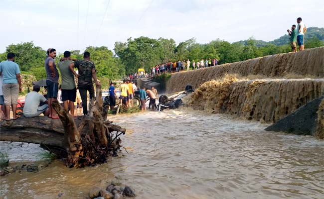 खौफनाक मंजर की गवाह तस्वीरें: उत्तराखंड में दिल दहला देने वाला हादसा, बिखरे पड़े शव देख कांप उठी लोगों की रूह