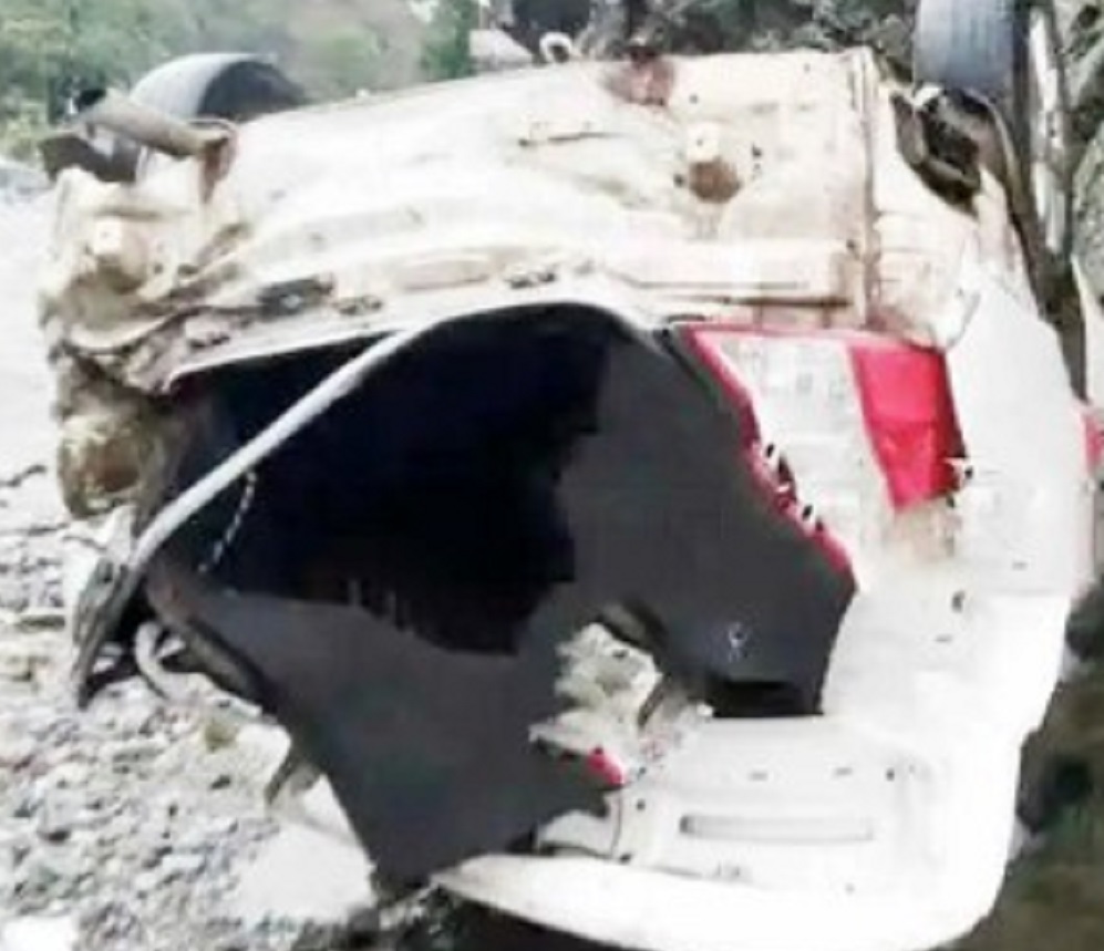 नैनीताल में अनियंत्रित होकर गहरी खाई में गिरी कार, चालक की दर्दनाक मौत: