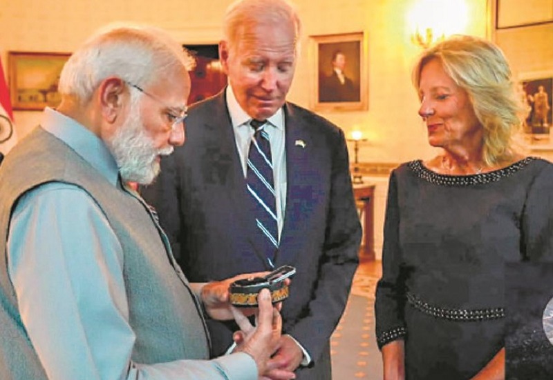 प्रथम महिला को कश्मीरी डिबिया में दिया हीरा: प्रधानमंत्री
