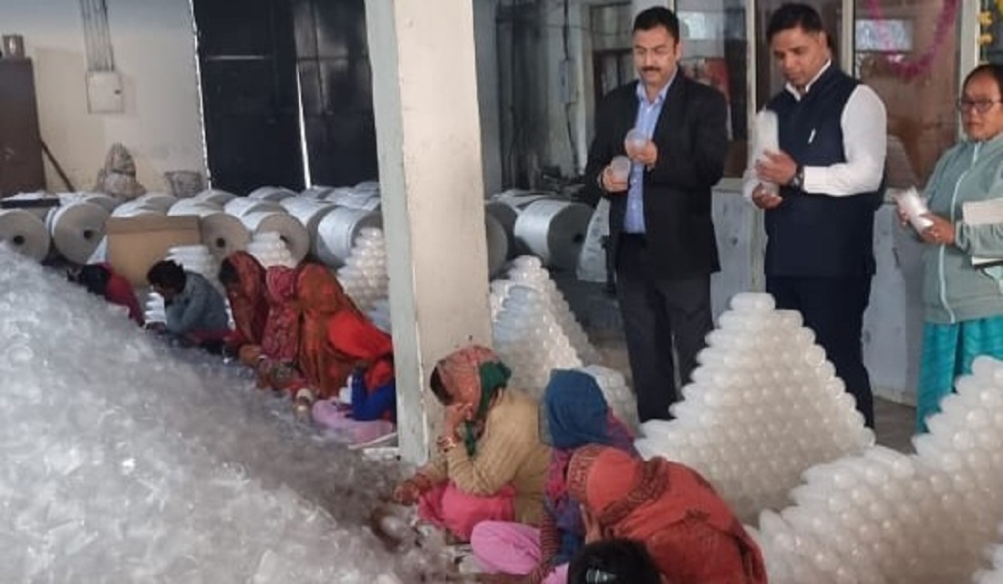 अवैध रूप से प्लास्टिक की गिलास बना रही सिडकुल पंत नगर स्थित फेक्ट्री के खिलाफ जिला प्रशासन ने कि बड़ी कार्यवाही, प्लास्टिक की गिलास, कच्चे माल को किया जफ्त, पाच लाख का किया चालाना: रुद्रपुर