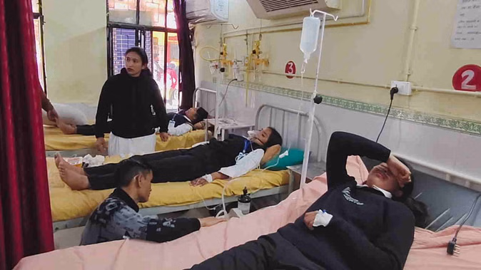 चंपावत: लोहाघाट पॉलिटेक्निक में प्रैक्टिकल के दौरान बड़ा हादसा; केमिकल की बोतल गिरने से फैली गैस, शिक्षिका और 7 छात्राएं बेहोश.