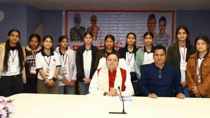 देहरादून: उत्तराखंड निवास में भारत दर्शन शैक्षिक भ्रमण दल से मिले सीएम धामी