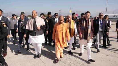 देहरादून में VVIP हलचल: राजनाथ सिंह, सीएम योगी और मनोहर लाल पहुंचे उत्तराखंड; एयरपोर्ट पर सीएम धामी ने किया भव्य स्वागत