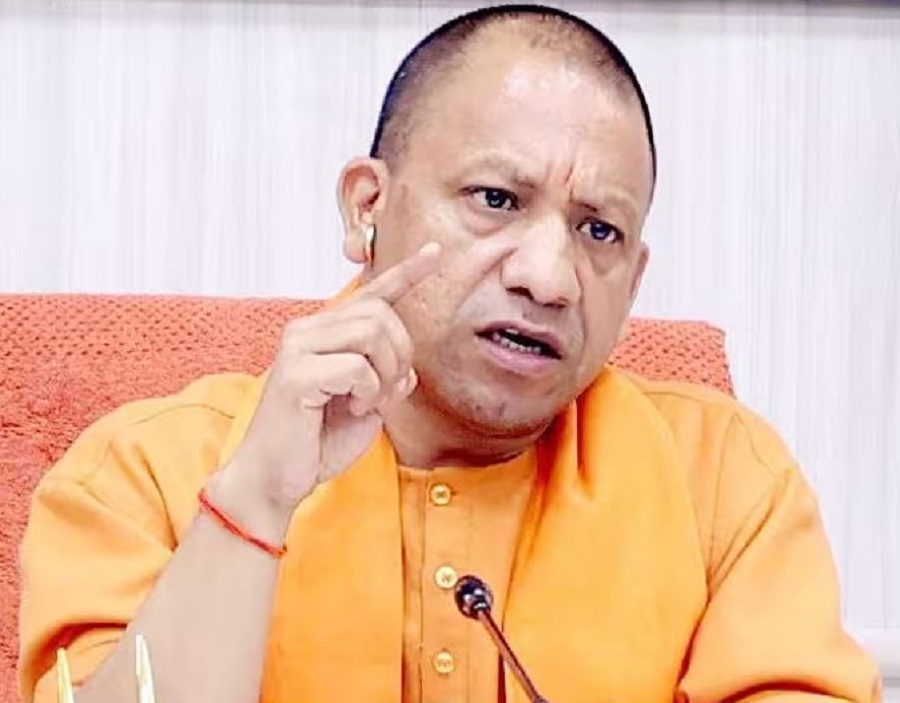 यूपी में योगी को घेरते-घेरते खुद घिरे अखिलेश: