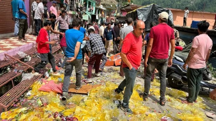 मुस्लिम युवक ने नाबालिग से की छेड़छाड़,, गुस्‍साए लोगों ने तोड़ीं कई दुकान