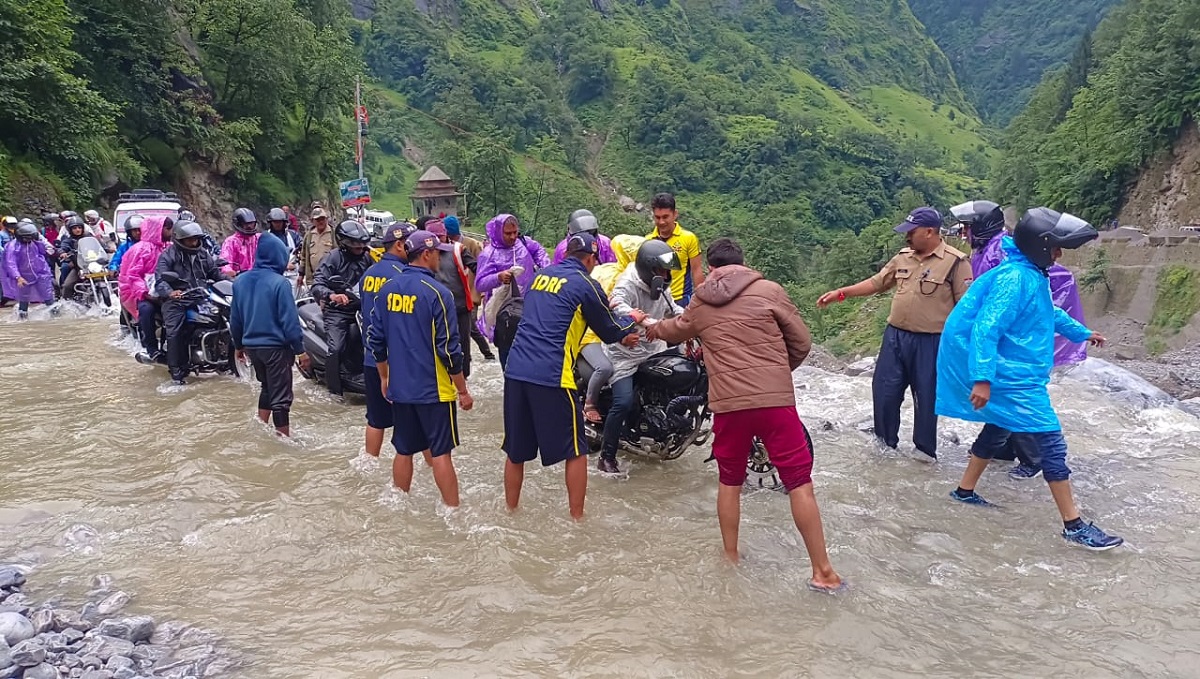 उत्तराखंड: चमोली में बद्रीनाथ राष्ट्रीय राजमार्ग पर लामबगड़ में अतिवृष्टि से गदेरे में आये उफान के कारण मार्ग अवरुद्ध, SDRF बनी मददगार.